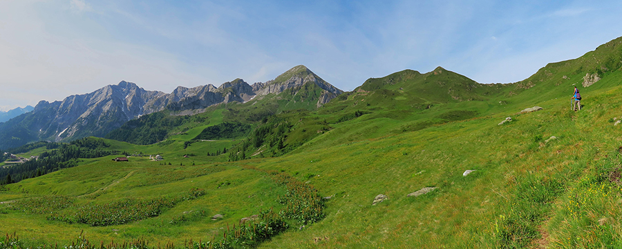 Panoramica conche di San Simone-Baita del Camoscio con Pegherolo-Cavallo-Siltri-Forcella Rossa
